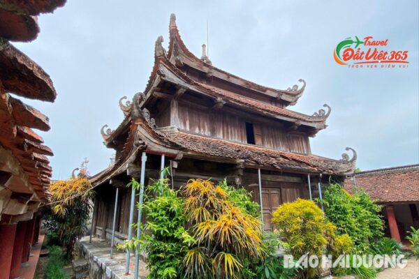REVIEW KINH NGHIỆM DU LỊCH ĐỀN MẪU THE HẢI DƯƠNG  Tọa lạc tại vị trí đắc địa, linh thiêng, Đền Mẫu The từ lâu đã trở thành điểm đến tâm linh thu hút đông đảo du khách và con nhang đệ tử từ mọi miền Tổ quốc. Đền Mẫu The gắn liền với truyền thuyết về Mẫu The, một vị Mẫu hiền từ, nhân ái, luôn che chở, phù hộ cho người dân địa phương. Nơi đây đã chứng kiến bao thăng trầm lịch sử, trải qua bao cuộc đổi thay, nhưng vẫn giữ nguyên giá trị văn hóa và tâm linh to lớn. Hãy cùng Công Ty Du Lịch Đất Việt 365 khám phá đền Mẫu The ngay hôm nay.  Khái Quát Về Đền Mẫu The Hải Dương Hải Dương từ lâu đã được biết đến với bề dày lịch sử và văn hóa lâu đời, cùng với hệ thống di tích đền, phủ linh thiêng thu hút du khách thập phương. Nổi bật trong số đó là Đền Mẫu The, tọa lạc tại địa chỉ Vũ Thượng, Nam Sách, TP. Hải Dương, nơi thu hút đông đảo con nhang đệ tử từ mọi miền Tổ quốc đến cầu xin, khấn vái và chiêm ngưỡng kiến trúc nguy nga, tráng lệ. Lịch Sử Hình Thành Đền Mẫu The Thành Phố Hải Dương •Sự ra đời của Đền Mẫu The gắn liền với câu chuyện về một người phụ nữ tự xưng là Thánh Mẫu. Theo lời kể, bà có khả năng chữa bệnh, trừ tà ma và ban phước lành cho những người đến cầu xin. Tin đồn về “Thánh Mẫu” lan rộng khắp nơi, thu hút đông đảo người dân đến tìm kiếm sự giúp đỡ và bình an cho bản thân và gia đình. •	Thực hư chuyện bà The xưng “Mẫu’ được kể lại rằng, vào khoảng năm 1993, không biết do nghe lời thầy bói nào phán rằng mình có lộc xem bói và là con nhà “Thánh”, bà The vay mượn tiền nong xây điện, mở phủ hành nghề xem bói, chữa bách bệnh. Tất nhiên chuyện vay tiền để xây phủ, lập điện thời kỳ ấy chẳng phải dễ, bởi khi ấy bà chưa có tiếng tăm gì. •	Nhưng có lẽ khi ấy bà The biết cách tự “quảng cáo” cho mình bằng cách gặp ai cũng nói to nhỏ việc mình là con “Thánh”, có tài xem vận mệnh, tương lai cho mọi người và sau đó sẽ… hóa giải được hết những phiền muộn, khó khăn của số phận. Và những lời quảng cáo hiệu nghiệm đó đã khiến bao người tò mò tìm đến điện của bà The nghe những lời phán của bà và chẳng biết vô tình hay có sự trùng hợp nào, những lời phán đoán “trúng phóc” với một số người. •	Hiện nay hàng năm, cứ đến ngày rằm tháng giêng, những tháng đầu năm, hàng vạn người lại đổ xô về phủ Mẫu The của bà Đoàn Thị The để cầu xin sự may mắn, thành công, tiền bạc, sức khỏe đến với bản thân và gia đình.  Vị Trí Của Ngôi Đền Thờ Mẫu  •	Đền Mẫu The tọa lạc tại thôn Vũ Mạnh, xã Vũ Thượng, huyện Nam Sách, tỉnh Hải Dương. Nơi đây được biết đến là một di tích tâm linh linh thiêng, thu hút đông đảo du khách và con nhang đệ tử từ mọi miền Tổ quốc đến tham quan, cầu xin và chiêm bái. •	Là một trong những ngôi đền nổi tiếng tại Hải Dương, mọi người đến với các lễ hội đền mẫu được tổ chức vào các dịp đặc biệt trong năm. Những lễ hội này thu hút đông đảo du khách tham gia, góp phần lan tỏa những giá trị truyền thống của dân tộc.  Chân Dung “Mẫu The” Nổi Tiếng Trong Giới Đồng Cốt •	Đến với ngôi đền Mẫu The Hải Dương bạn sẽ nghe câu chuyện kỳ lạ và huyền bí do người dân bản địa kể lại về sự tích của người được mệnh danh là Mẫu The của ngôi đền này. Mẫu The, hay còn được gọi là Đoàn Thị The, là một nhân vật nổi tiếng và được nhiều người tôn kính trong giới đồng cốt, đặc biệt là ở khu vực Hải Dương và các tỉnh lân cận. Bà được biết đến với nhiều biệt danh như Mẫu The Cờ, Mẫu The Hải Dương, Mẫu The Vũ Xá… •	Theo tìm hiểu thì ngày trước bà The chỉ là một phụ nữ bình thường, làm nghề buôn bán vải ở ngoài chợ. Cách đây chừng một, hai chục năm, chồng bà The vướng vào một tai nạn giao thông nghiêm trọng. Lúc đó, hàng hóa bán cũng ế ẩm, lại gặp thảm cảnh này nên bà The gặp nhiều khó khăn và phải bỏ nghề buôn bán.  •	Một thời gian sau thì bà ấy chuyển sang nghề bói toán bằng cách soi đồng tiền, rồi dần dần xưng Mẫu. Hiện tại, “Mẫu” The đã thuộc dạng có cốt cán và đặc biệt nổi tiếng về mức độ ‘giàu có’ trong giới đồng cốt.  “Mẫu” The mở phủ thì họ coi đó là “Mẫu của muôn loài” và rất tôn thờ. Vì với căn, quả mà các đồng cô, đồng cậu gánh trên mình, họ đã qua nhiều nơi để giải căn, mở phủ.  •	Hơn chục năm trở lại đây, Mẫu The càng ngày càng nổi tiếng và được biết đến với khả năng cứu độ chúng sinh, phát lộc cho nhân dân. Tuy nhiên khả năng xem bói, xem tướng của bà đã xuất hiện cách đây hơn 23 năm, bà The nói rằng mình được LỘC CỦA THÁNH, là CON CỦA TRỜI, giáng xuống trần gian cứu giúp chúng sinh. •	Nếu có dịp bạn tìm về địa chỉ đền Mẫu The, chỉ cần đứng cách đây chừng 1km bạn cũng sẽ dễ dàng nhìn thấy 1 tòa tháp tráng lệ, đây được coi là điểm nhấn, điểm nổi bật nhất trong quần thể kiến trúc mà Mẫu The xây dựng. Tòa tháp Mẫu The cao lên tới 40m, với trên 20 tầng. Bên dưới ở khu vực tầng 1 là 1 điện thờ hoành tráng với diện tích khoảng 50m2.  •	Hàng năm, cứ đến ngày rằm tháng giêng, những tháng đầu năm, hàng vạn người lại đổ xô về phủ Mẫu The của bà Đoàn Thị The để cầu xin sự may mắn, thành công, tiền bạc, sức khỏe. Kinh Nghiệm Du Lịch Đền Mẫu The Hải Dương  Khi đến tham quan du lịch và chiêm ngưỡng đền Mẫu The thành phố Hải Dương, bạn cần lưu ý một số vấn đề sau đây.  •	Đền Mẫu The mở cửa quanh năm, tuy nhiên, thời điểm đẹp nhất để tham quan đền là vào mùa xuân (tháng 2 – tháng 4) hoặc mùa thu (tháng 8 – tháng 10). •	Vào mùa xuân, không khí trong lành, mát mẻ, hoa lá đua nở rực rỡ. •	Vào mùa thu, trời se lạnh, cảnh vật thơ mộng, thích hợp để du khách tham quan và cầu nguyện. •	Trang phục: Khi đi tham quan đền Mẫu The, bạn nên mặc trang phục lịch sự, kín đáo. Nên tránh mặc quần áo quá hở hang hoặc phản cảm. •	Lễ vật: Khi đến đền Mẫu The, bạn nên mang theo một số lễ vật đơn giản như hoa quả, bánh kẹo, hương hoa,… để dâng lên Mẫu. •	Tiền mặt: Bạn nên mang theo tiền mặt để mua sắm đồ lưu niệm hoặc thanh toán các dịch vụ tại đền. •	Khi tham quan Đền Mẫu The, bạn nên giữ gìn vệ sinh chung và không xả rác bừa bãi. •	Bạn nên tôn trọng văn hóa tín ngưỡng của người dân địa phương. Đền Mẫu The không chỉ là một điểm đến tâm linh thu hút đông đảo du khách mà còn là một di tích lịch sử văn hóa giá trị của tỉnh Hải Dương. Đến với Đền Mẫu The, du khách không chỉ được hòa mình vào không gian linh thiêng, thanh tịnh mà còn được tìm hiểu về văn hóa tín ngưỡng thờ Mẫu của người Việt Nam.