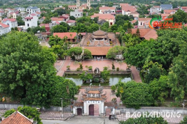 REVIEW KINH NGHIỆM DU LỊCH ĐỀN MẪU THE HẢI DƯƠNG  Tọa lạc tại vị trí đắc địa, linh thiêng, Đền Mẫu The từ lâu đã trở thành điểm đến tâm linh thu hút đông đảo du khách và con nhang đệ tử từ mọi miền Tổ quốc. Đền Mẫu The gắn liền với truyền thuyết về Mẫu The, một vị Mẫu hiền từ, nhân ái, luôn che chở, phù hộ cho người dân địa phương. Nơi đây đã chứng kiến bao thăng trầm lịch sử, trải qua bao cuộc đổi thay, nhưng vẫn giữ nguyên giá trị văn hóa và tâm linh to lớn. Hãy cùng Công Ty Du Lịch Đất Việt 365 khám phá đền Mẫu The ngay hôm nay.  Khái Quát Về Đền Mẫu The Hải Dương Hải Dương từ lâu đã được biết đến với bề dày lịch sử và văn hóa lâu đời, cùng với hệ thống di tích đền, phủ linh thiêng thu hút du khách thập phương. Nổi bật trong số đó là Đền Mẫu The, tọa lạc tại địa chỉ Vũ Thượng, Nam Sách, TP. Hải Dương, nơi thu hút đông đảo con nhang đệ tử từ mọi miền Tổ quốc đến cầu xin, khấn vái và chiêm ngưỡng kiến trúc nguy nga, tráng lệ. Lịch Sử Hình Thành Đền Mẫu The Thành Phố Hải Dương •	Sự ra đời của Đền Mẫu The gắn liền với câu chuyện về một người phụ nữ tự xưng là Thánh Mẫu. Theo lời kể, bà có khả năng chữa bệnh, trừ tà ma và ban phước lành cho những người đến cầu xin. Tin đồn về “Thánh Mẫu” lan rộng khắp nơi, thu hút đông đảo người dân đến tìm kiếm sự giúp đỡ và bình an cho bản thân và gia đình. •	Thực hư chuyện bà The xưng “Mẫu’ được kể lại rằng, vào khoảng năm 1993, không biết do nghe lời thầy bói nào phán rằng mình có lộc xem bói và là con nhà “Thánh”, bà The vay mượn tiền nong xây điện, mở phủ hành nghề xem bói, chữa bách bệnh. Tất nhiên chuyện vay tiền để xây phủ, lập điện thời kỳ ấy chẳng phải dễ, bởi khi ấy bà chưa có tiếng tăm gì. •	Nhưng có lẽ khi ấy bà The biết cách tự “quảng cáo” cho mình bằng cách gặp ai cũng nói to nhỏ việc mình là con “Thánh”, có tài xem vận mệnh, tương lai cho mọi người và sau đó sẽ… hóa giải được hết những phiền muộn, khó khăn của số phận. Và những lời quảng cáo hiệu nghiệm đó đã khiến bao người tò mò tìm đến điện của bà The nghe những lời phán của bà và chẳng biết vô tình hay có sự trùng hợp nào, những lời phán đoán “trúng phóc” với một số người. •	Hiện nay hàng năm, cứ đến ngày rằm tháng giêng, những tháng đầu năm, hàng vạn người lại đổ xô về phủ Mẫu The của bà Đoàn Thị The để cầu xin sự may mắn, thành công, tiền bạc, sức khỏe đến với bản thân và gia đình.  Vị Trí Của Ngôi Đền Thờ Mẫu  •	Đền Mẫu The tọa lạc tại thôn Vũ Mạnh, xã Vũ Thượng, huyện Nam Sách, tỉnh Hải Dương. Nơi đây được biết đến là một di tích tâm linh linh thiêng, thu hút đông đảo du khách và con nhang đệ tử từ mọi miền Tổ quốc đến tham quan, cầu xin và chiêm bái. •	Là một trong những ngôi đền nổi tiếng tại Hải Dương, mọi người đến với các lễ hội đền mẫu được tổ chức vào các dịp đặc biệt trong năm. Những lễ hội này thu hút đông đảo du khách tham gia, góp phần lan tỏa những giá trị truyền thống của dân tộc.  Chân Dung “Mẫu The” Nổi Tiếng Trong Giới Đồng Cốt •	Đến với ngôi đền Mẫu The Hải Dương bạn sẽ nghe câu chuyện kỳ lạ và huyền bí do người dân bản địa kể lại về sự tích của người được mệnh danh là Mẫu The của ngôi đền này. Mẫu The, hay còn được gọi là Đoàn Thị The, là một nhân vật nổi tiếng và được nhiều người tôn kính trong giới đồng cốt, đặc biệt là ở khu vực Hải Dương và các tỉnh lân cận. Bà được biết đến với nhiều biệt danh như Mẫu The Cờ, Mẫu The Hải Dương, Mẫu The Vũ Xá… •	Theo tìm hiểu thì ngày trước bà The chỉ là một phụ nữ bình thường, làm nghề buôn bán vải ở ngoài chợ. Cách đây chừng một, hai chục năm, chồng bà The vướng vào một tai nạn giao thông nghiêm trọng. Lúc đó, hàng hóa bán cũng ế ẩm, lại gặp thảm cảnh này nên bà The gặp nhiều khó khăn và phải bỏ nghề buôn bán.  •	Một thời gian sau thì bà ấy chuyển sang nghề bói toán bằng cách soi đồng tiền, rồi dần dần xưng Mẫu. Hiện tại, “Mẫu” The đã thuộc dạng có cốt cán và đặc biệt nổi tiếng về mức độ ‘giàu có’ trong giới đồng cốt.  “Mẫu” The mở phủ thì họ coi đó là “Mẫu của muôn loài” và rất tôn thờ. Vì với căn, quả mà các đồng cô, đồng cậu gánh trên mình, họ đã qua nhiều nơi để giải căn, mở phủ.  •	Hơn chục năm trở lại đây, Mẫu The càng ngày càng nổi tiếng và được biết đến với khả năng cứu độ chúng sinh, phát lộc cho nhân dân. Tuy nhiên khả năng xem bói, xem tướng của bà đã xuất hiện cách đây hơn 23 năm, bà The nói rằng mình được LỘC CỦA THÁNH, là CON CỦA TRỜI, giáng xuống trần gian cứu giúp chúng sinh. •	Nếu có dịp bạn tìm về địa chỉ đền Mẫu The, chỉ cần đứng cách đây chừng 1km bạn cũng sẽ dễ dàng nhìn thấy 1 tòa tháp tráng lệ, đây được coi là điểm nhấn, điểm nổi bật nhất trong quần thể kiến trúc mà Mẫu The xây dựng. Tòa tháp Mẫu The cao lên tới 40m, với trên 20 tầng. Bên dưới ở khu vực tầng 1 là 1 điện thờ hoành tráng với diện tích khoảng 50m2.  •	Hàng năm, cứ đến ngày rằm tháng giêng, những tháng đầu năm, hàng vạn người lại đổ xô về phủ Mẫu The của bà Đoàn Thị The để cầu xin sự may mắn, thành công, tiền bạc, sức khỏe. Kinh Nghiệm Du Lịch Đền Mẫu The Hải Dương  Khi đến tham quan du lịch và chiêm ngưỡng đền Mẫu The thành phố Hải Dương, bạn cần lưu ý một số vấn đề sau đây.  •	Đền Mẫu The mở cửa quanh năm, tuy nhiên, thời điểm đẹp nhất để tham quan đền là vào mùa xuân (tháng 2 – tháng 4) hoặc mùa thu (tháng 8 – tháng 10). •	Vào mùa xuân, không khí trong lành, mát mẻ, hoa lá đua nở rực rỡ. •	Vào mùa thu, trời se lạnh, cảnh vật thơ mộng, thích hợp để du khách tham quan và cầu nguyện. •	Trang phục: Khi đi tham quan đền Mẫu The, bạn nên mặc trang phục lịch sự, kín đáo. Nên tránh mặc quần áo quá hở hang hoặc phản cảm. •	Lễ vật: Khi đến đền Mẫu The, bạn nên mang theo một số lễ vật đơn giản như hoa quả, bánh kẹo, hương hoa,… để dâng lên Mẫu. •	Tiền mặt: Bạn nên mang theo tiền mặt để mua sắm đồ lưu niệm hoặc thanh toán các dịch vụ tại đền. •	Khi tham quan Đền Mẫu The, bạn nên giữ gìn vệ sinh chung và không xả rác bừa bãi. •	Bạn nên tôn trọng văn hóa tín ngưỡng của người dân địa phương. Đền Mẫu The không chỉ là một điểm đến tâm linh thu hút đông đảo du khách mà còn là một di tích lịch sử văn hóa giá trị của tỉnh Hải Dương. Đến với Đền Mẫu The, du khách không chỉ được hòa mình vào không gian linh thiêng, thanh tịnh mà còn được tìm hiểu về văn hóa tín ngưỡng thờ Mẫu của người Việt Nam.
